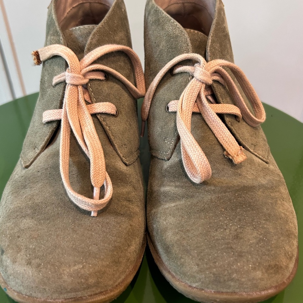 Hush Puppies Vigor II Dark Olive Boots with Soft Suede Finish. Size 8, EU 39/40